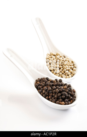 Schwarzer und Weißpfeffer Stockfoto