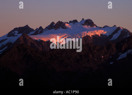 Alpenglühen am Abend auf Mt Olympus und der blaue Gletscher aus hohen Teilen Olympic Nationalpark Washington Stockfoto