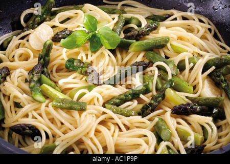 Spaghetti mit grünem Spargel und Basilikum Stockfoto