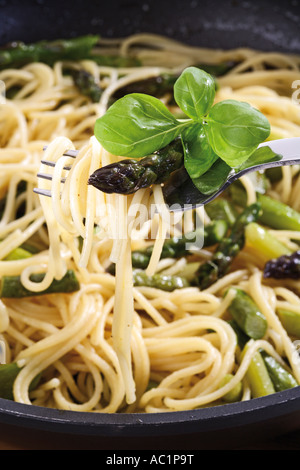 Spaghetti mit grünem Spargel und Basilikum Stockfoto