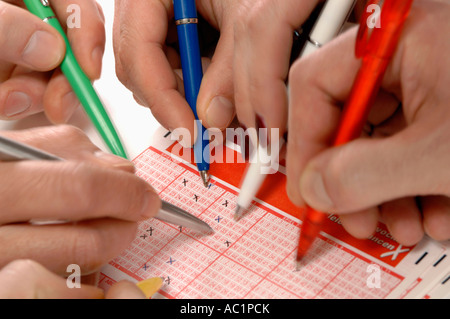 Füllen Sie einen Lotto-Gutschein, mit einem Kreuz markieren Stockfoto