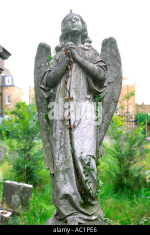 Eine steinerne Statue eines Engels auf dem Abney Park Cemetery in Stoke Newington im Norden von London. Stockfoto