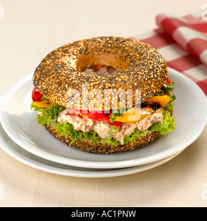 Bagel mit Thunfisch-Salat Stockfoto