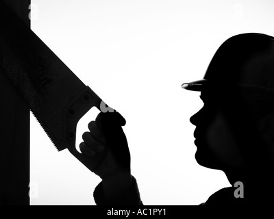 Silhouette des Generators in Sicherheit Schutzhelm an Hand sah Stockfoto