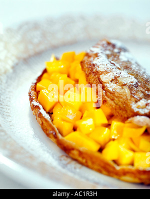 Omelett gefüllt mit mango Stockfoto