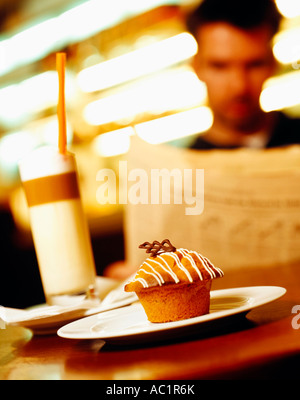 Muffin auf Teller, Inhaber Papier im Hintergrund Stockfoto