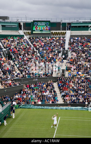 Federer dient beim Eröffnungsspiel am Centre Court Wimbledon Tennis Championship UK Stockfoto