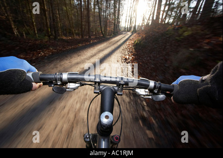 Lenker der treibende Mountain-Bike, Bewegungsunschärfe Stockfoto