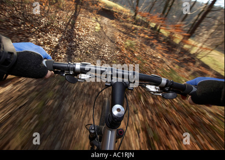 Lenker der treibende Mountain-Bike, Bewegungsunschärfe Stockfoto