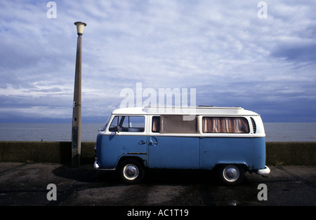 VW Wohnmobil geparkt neben der Nordsee Southwold, Suffolk, UK. Stockfoto