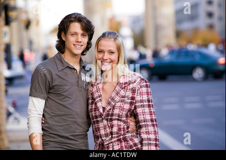 Paar in der Straße, umarmen Stockfoto