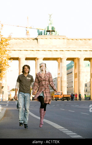 Junges Paar läuft in der Straße, hand Stockfoto