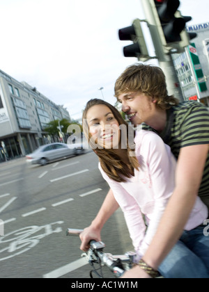 Junges Paar auf Fahrrad Stockfoto