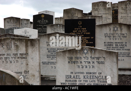 Fotografieren von HOWARD BARLOW jüdische GRABSTEINE in RAINSOUGH Friedhof Norden MANCHESTER Stockfoto