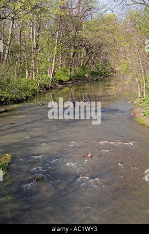 Battle Ground Indiana zwei jungen waten im Burnett Creek Stockfoto