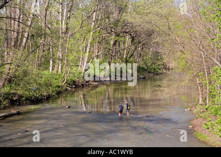 Battle Ground Indiana zwei jungen Erkundung Burnett Creek Stockfoto