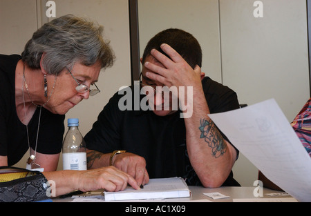 Foto von HOWARD BARLOW Alphabetisierung von Erwachsenen Klasse RUNSHAW Hochschule Preston Stockfoto