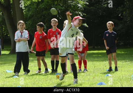 Fotografieren von HOWARD BARLOW nach Schulsport an einer Grundschule in Cheshire Stockfoto