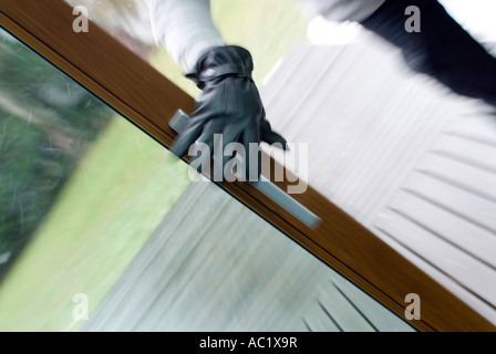 Einbruch, behandschuhten Hand Öffnen Terrassentür Stockfoto