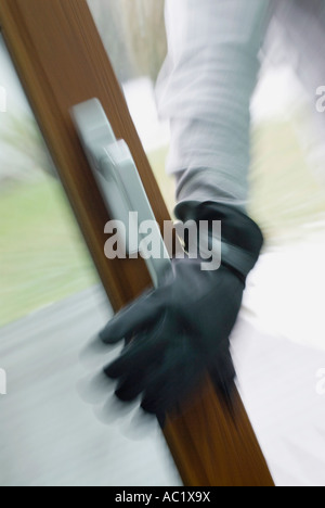 Einbruch, behandschuhten Hand Öffnen Terrassentür Stockfoto