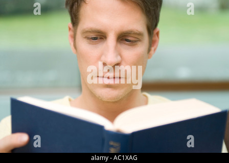 Mann-Lesebuch Stockfoto