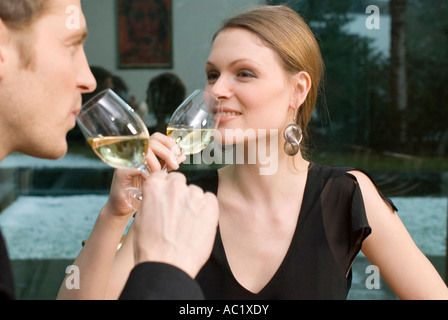 Junges Paar trinken Weißwein Stockfoto