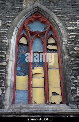 Ein verschalten gewölbte Fenster in einer stillgelegten Kirche bereit für Demilition in der Innenstadt von Montreal Stockfoto