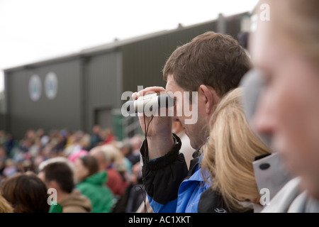 Fan-Uhren durch ein Fernglas beim Spiel auf dem Centre Court in Wimbledon Tennis Championship UK Stockfoto