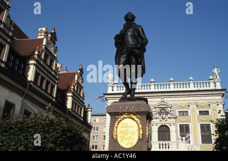 Statue von Goethe am Ort Naschmarkt vor links das alte Rathaus und der alten Börse hinter Leipzig Deutschland Stockfoto