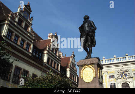 Statue von Goethe am Ort Naschmarkt vor links das alte Rathaus und der alten Börse hinter Leipzig Deutschland Stockfoto