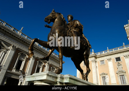 Reiterstandbild des Kaisers Marcus Aurelius auf der Piazza Campidoglio auf dem kapitolinischen Hügel, Rom Italien Stockfoto