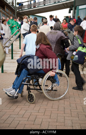 Frau in einem Rollstuhl nicht in der Lage, Treppen im Wimbledon Tennis Championship UK Stockfoto