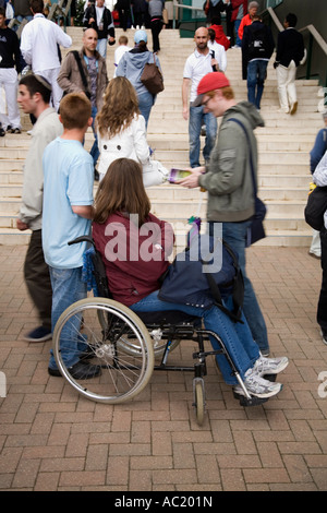 Frau in einem Rollstuhl nicht in der Lage, Treppen im Wimbledon Tennis Championship mit ihrer Familie UK Stockfoto