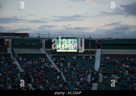 Hawkeye-Anzeige am Centre Court Wimbledon Tennis Championship während Tim Henman Carlos Moya Match in der Abenddämmerung UK Stockfoto