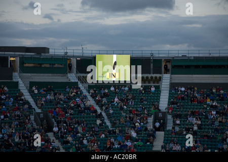 Hawkeye-Anzeige am Centre Court Wimbledon Tennis Championship während Tim Henman Carlos Moya Match in der Abenddämmerung UK Stockfoto