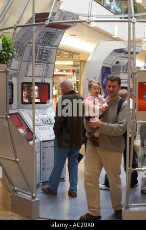 NASA-Ausstellung in Hamburg. Personen suchen in verschiedenen Astronautik Gadgets und Essen. Stockfoto