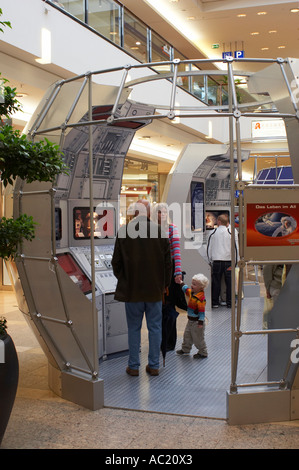 NASA-Ausstellung in Hamburg. Personen suchen in verschiedenen Astronautik Gadgets und Essen. Stockfoto