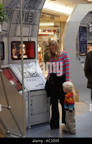 NASA-Ausstellung in Hamburg. Personen suchen in verschiedenen Astronautik Gadgets und Essen. Stockfoto