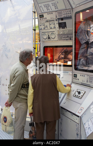 NASA-Ausstellung in Hamburg. Personen suchen in verschiedenen Astronautik Gadgets und Essen. Stockfoto