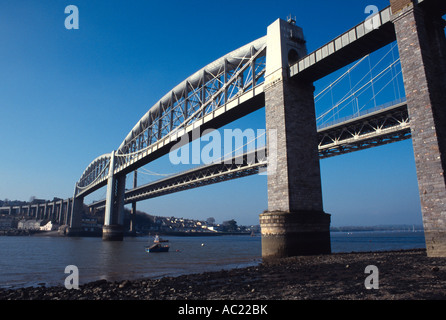 Tamar Brücke und Isambard Kingdom Brunel Bahnübergang des königliche Albert Brücke Fluss Tamar Cornwall / Devon Grenze England Stockfoto