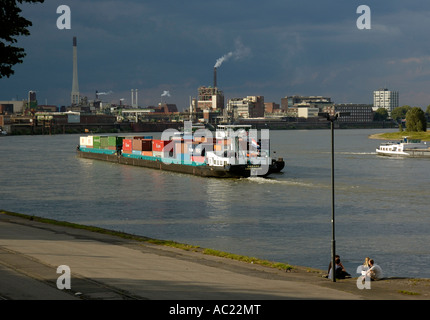Container-Transport am Niederrhein, Krefeld, Deutschland. Stockfoto