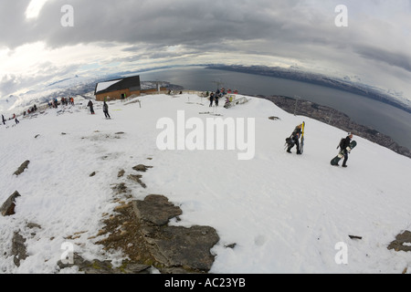 Blick über das Skigebiet am Fagernes Fjellet Berg oberhalb der Stadt Narvik und den Ofotfjord in Norwegen Stockfoto