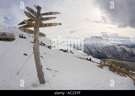 Ein Wegweiser in das Skigebiet auf dem Fagernes Fjellet Berg über Narvik und den Ofotfjord aus Holz Stockfoto