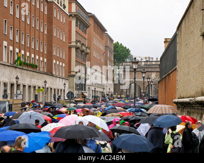 Menschen unter einem Meer von Regenschirmen außerhalb von Vatikan und Piazza S Pietro auf Via della Conciliazione Rome Italy Stockfoto