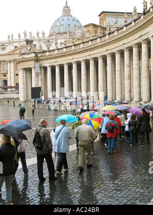 Drängen Sie, stehen im Regen auf Piazza S Pietro warten auf St. Peter s betreten Basilika Rom Italien Stockfoto