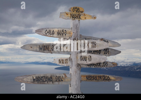 Ein Wegweiser in das Skigebiet auf dem Fagernes Fjellet Berg über Narvik und den Ofotfjord aus Holz Stockfoto