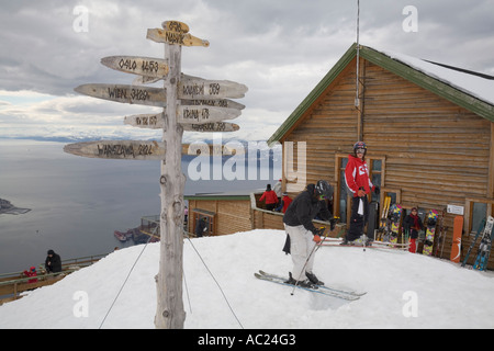 Ein Wegweiser aus Holz in der Skiregion auf dem Fagernes Fjellet Berg über Narvik und den Ofotfjord in Norwegen Stockfoto