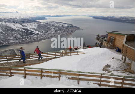 Blick über eine Skihütte am Berg Fagernes Fjellet bis in die Stadt Narvik und den Ofotfjord in Norwegen Stockfoto