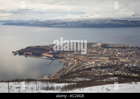 Blick über die Stadt Narvik in Norwegen mit seinem Hafen am Ufer des den Ofotfjord Stockfoto