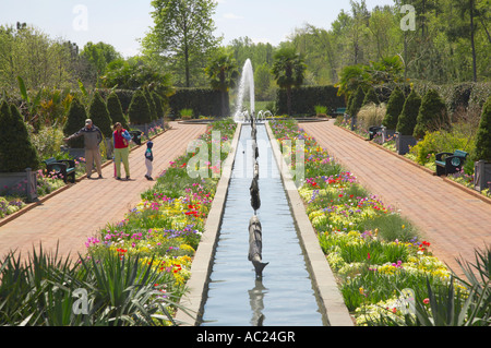 Frühlingsgarten Kanal und Brunnen an Daniel Stowe Botanical Garden Belmont North Carolina Stockfoto